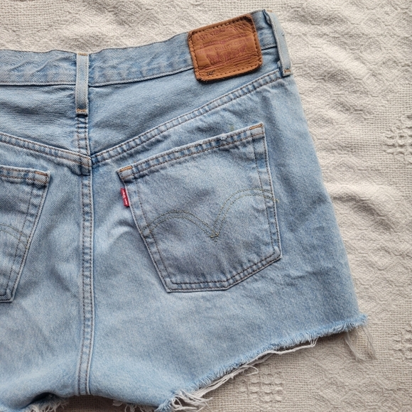 Levi's 501 Cut-Off Casual Summer Denim Jean, Light Wash - Picture 3 of 7
